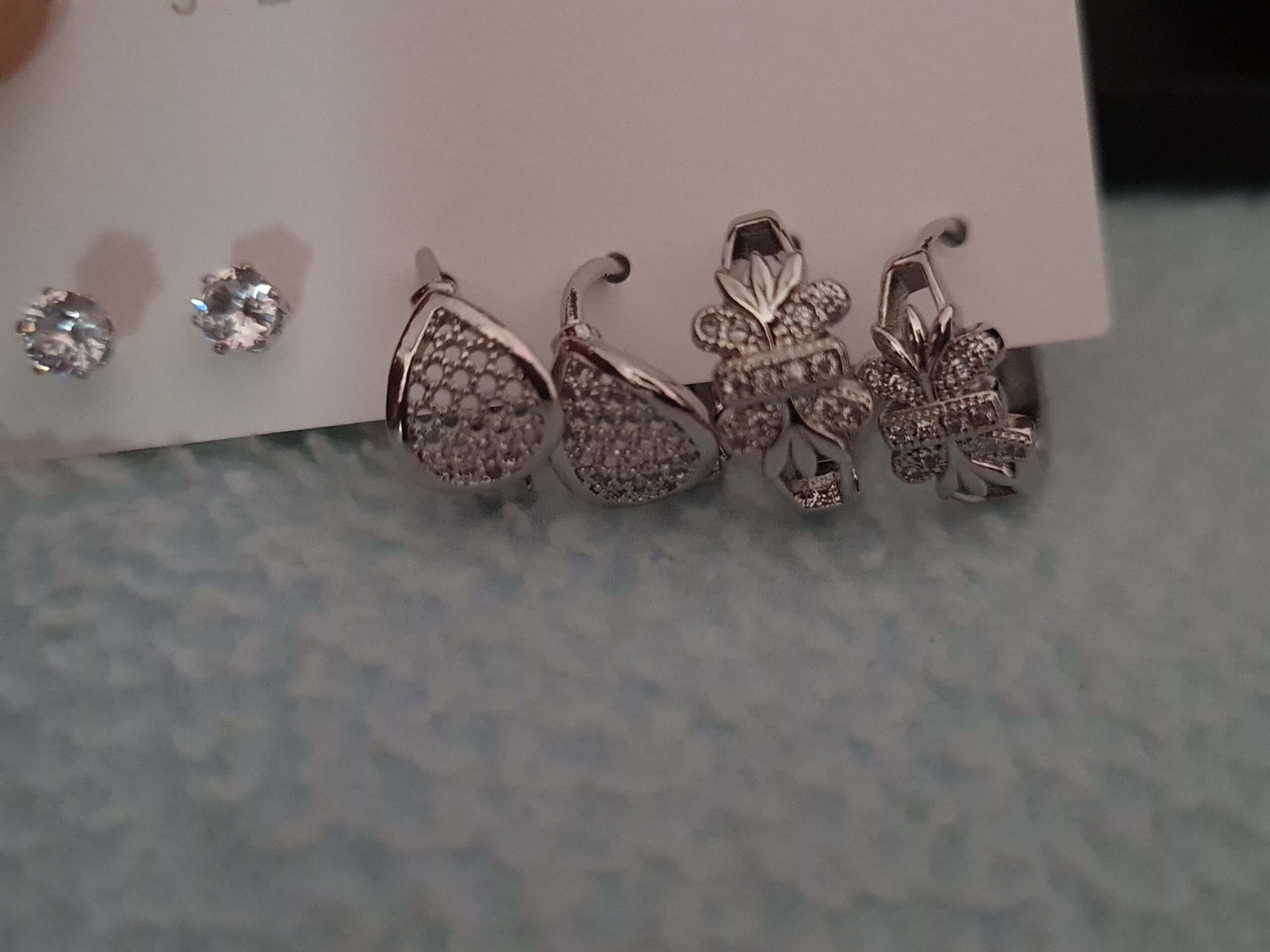 Simple earrings with white stones - Image 2